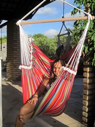 Silla hamaca de tela con una colorida apariencia mexicana. 