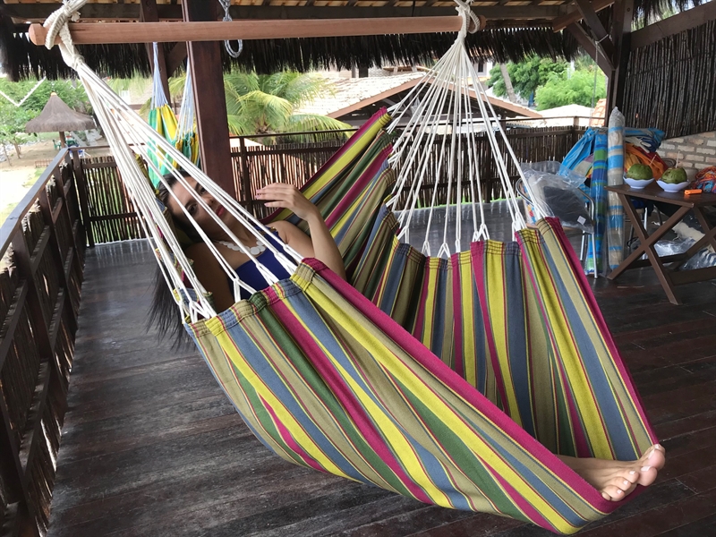 Consigue una silla hamaca grande y un tela muy colorida