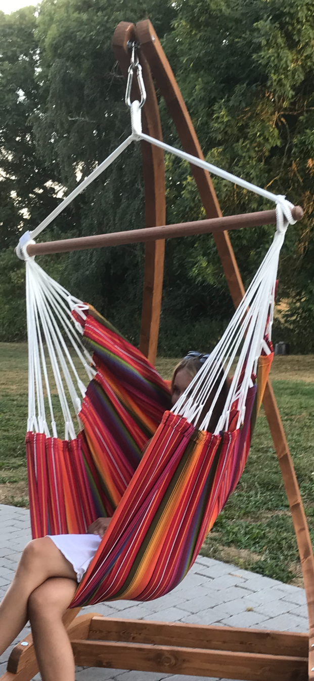 Consigue una silla hamaca grande y un tela muy colorida